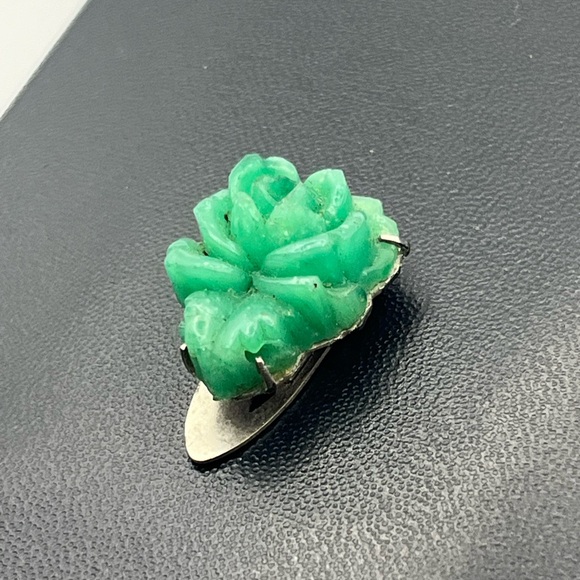 Green carved flower rose shaped stone silver tone vintage dress clip antique - Picture 2 of 16